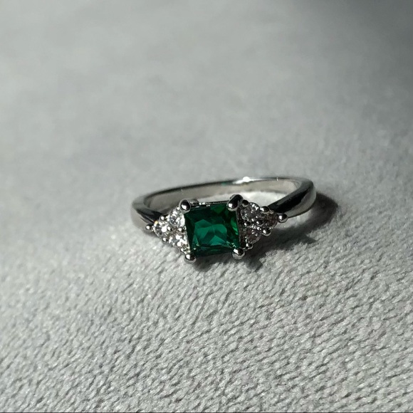 Emerald Colour Square Cut Stone ~ Stainless Steel Ring ~ Women’s Size 7 - Picture 9 of 11